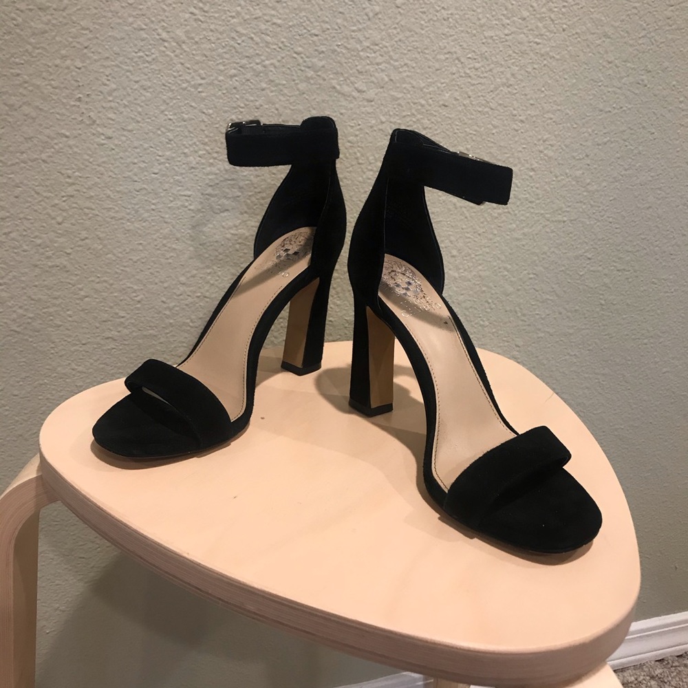 VINCE CAMUTO Black Heels
